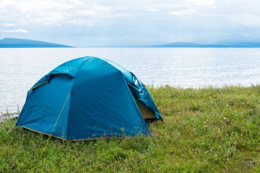 Göl kenarında çadır 