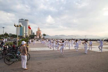  Vietnamca grup sabah egzersizleri yapıyor kadın 