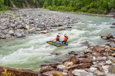 dağ Nehri üzerinde bir katamaran üzerinde rafting  