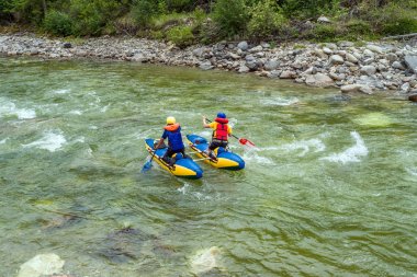 dağ Nehri üzerinde bir katamaran üzerinde rafting 