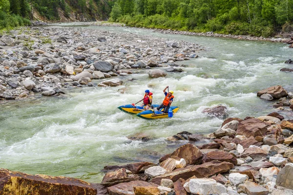 dağ Nehri üzerinde bir katamaran üzerinde rafting  