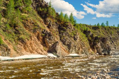 Soğuk dağ nehir kıyısında buz ile
