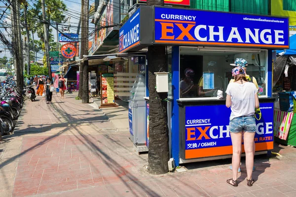 Turistler Döviz Alım Satım Hizmetleri çok sayıda oteller ve mağazalar ile sokakta bir kulübesinde kullandı. Kata, Phuket, Tayland