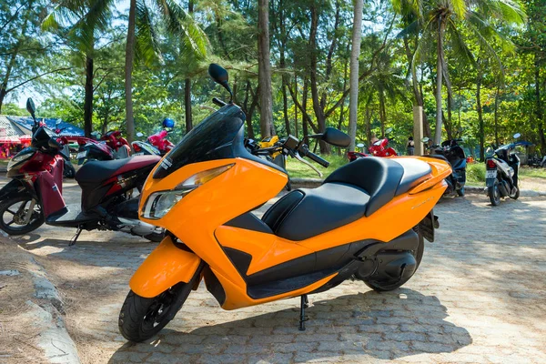 Мотоциклы - популярный транспорт в аренду в Таиланде и других азиатских странах — стоковое фото