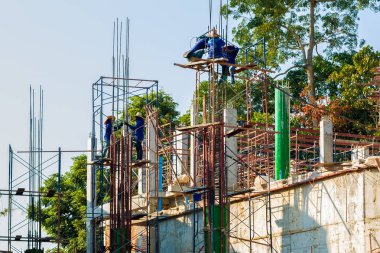 Asyalı kadınlar inşaat bina armatür örgü