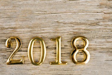 Ahşap bir zemin üzerine altın metal rakamlar 2018 