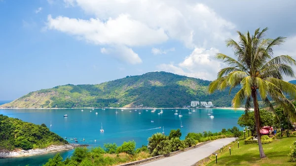 Nai Harn yuva - sıcak yuva güzel bir plaj, Phuket Island, Tayland ile