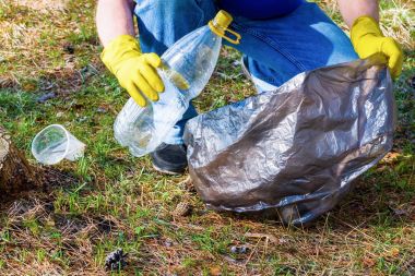 Bir gönüllü çöpü alır