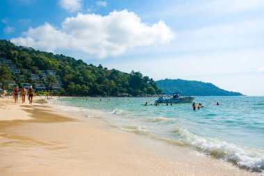 Phuket, Tayland - 6 Şubat 2017: Kata Noi Beach - en iyi plajları Phuket, turist 