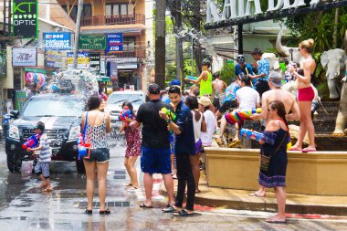 Kata, Phuket, Tayland - 13 Nisan 2016: Turist su döktü geleneksel Tay Yeni yıl, kutlamak. Songkran Festivali 