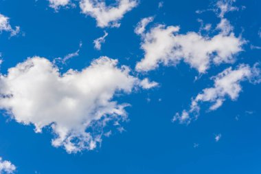 Beyaz bulutlu mavi gökyüzü 