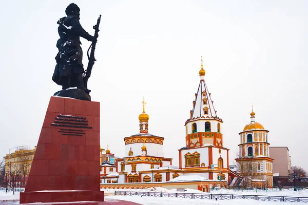 Μνημείο Για Τους Ιδρυτές Του Ιρκούτσκ Και Τον Καθεδρικό Ναό — Φωτογραφία Αρχείου