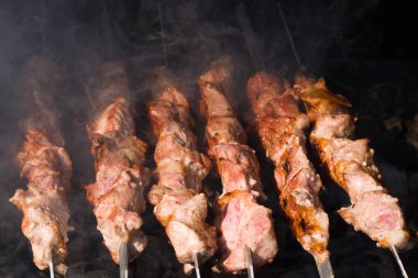 Kömür üzerinde Marine et şiş üzerinde şiş kebap ızgara 