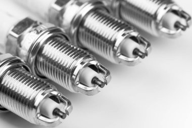 Yeni araba kıvılcım ile iki yan elektrot takılan 