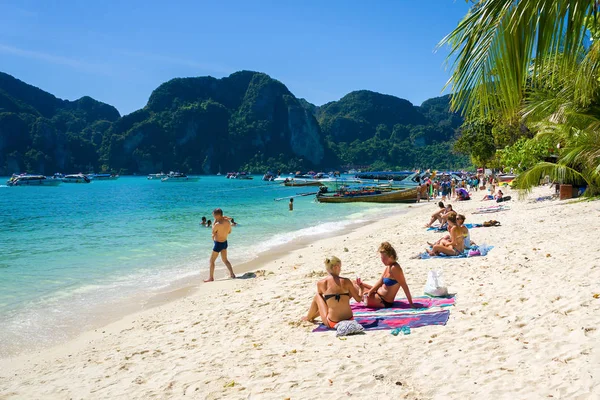 Phi Phi Island Krabi Tayland Aralık Sahilde Turist — Stok fotoğraf