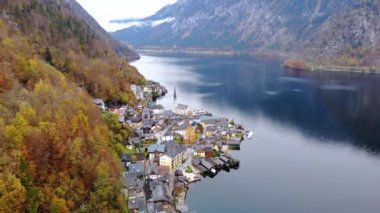 Hallstatt köyünde İHA uçuşu. Güzel sonbahar zamanı. Salzkammergut, Avusturya, 4K