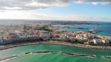 Panoramik deniz manzarası ve eski Bari kasabası, Puglia, İtalya. 4K