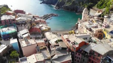 Vernazza, Cinque Terre, İtalya üzerinde insansız hava aracı uçuruyor. Kayalıklardaki küçük güzel köy. Güneşli bir gün ve Akdeniz. 4K