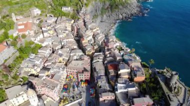 Vernazza, Cinque Terre, İtalya üzerinde insansız hava aracı uçuruyor. Kayalıklardaki küçük güzel köy. Güneşli bir gün ve Akdeniz. 4K