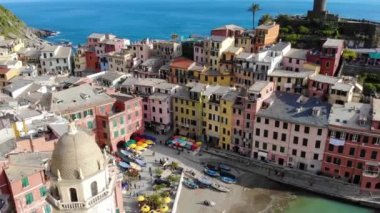 Uçurumlardaki köyün insansız hava aracı görüntüsü. Cinque Terre, İtalya 'daki eski güzel Vernazza kasabası. Güneşli bir gün ve Akdeniz. 4K