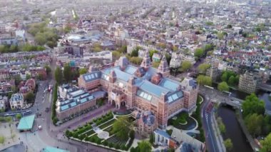 Yukarıdan Amsterdam. Rijksmuseum, kanallar ve eski merkez bölge üzerinde insansız hava aracı uçuşu. 4K 'da Hollanda