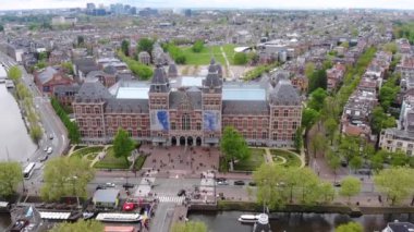 Yukarıdan Amsterdam. Rijksmuseum, kanallar ve eski merkez bölge üzerinde insansız hava aracı uçuşu. 4K 'da Hollanda