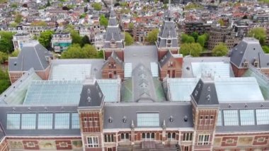 Yukarıdan Amsterdam. Rijksmuseum, kanallar ve eski merkez bölge üzerinde insansız hava aracı uçuşu. 4K 'da Hollanda