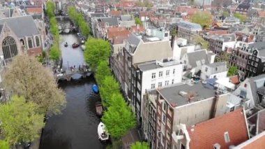 Hollanda 'daki Amsterdam' ın panoramik hava manzarası. Kanalların, köprülerin ve eski merkez bölgenin yukarısına bakın. 4K