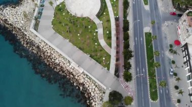 Limasol güvertesindeki Molos Park 'ın havadan aşağı manzarası, palmiyeli sokak. Kıbrıs