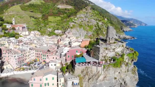 崖の岩の上の村の空中ドローンビュー イタリアのチンクテレにある美しい旧市街のVernazza 晴れた日と地中海 — ストック動画