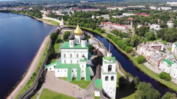 Drone Flygning Över Flod Och Vackra Pskov Kreml Ryssland Solig — Stockvideo