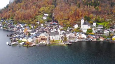 Hallstatt Köyü 'nün etrafındaki Salzkammergut, Yukarı Avusturya' da. Güzel sonbahar zamanı