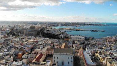 Eski Bari, Puglia, İtalya 'nın panoramik hava manzarası. 4K