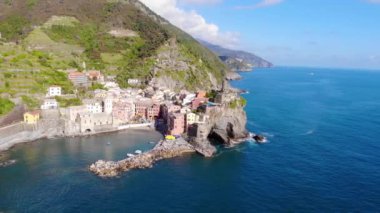 Uçurumlardaki köyün insansız hava aracı görüntüsü. Cinque Terre, İtalya 'daki eski güzel Vernazza kasabası. Güneşli bir gün ve Akdeniz. 4K
