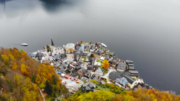 オーストリア北部のザルツカンマーグートにある有名な町ハルシュタットを飛んでいます 上からの空中の眺め — ストック動画