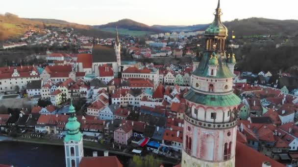 有名な古代チェコの町チェスキー クルムロフ上空の無人機の飛行 赤瓦の屋根と城の塔の眺め チェコ共和国 — ストック動画