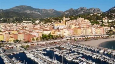 Şehir limanı ve yatları üzerinde İHA uçuşu. Menton, Cote d 'azur, French Riviera, Fransa. Yukarıdan görüntüle