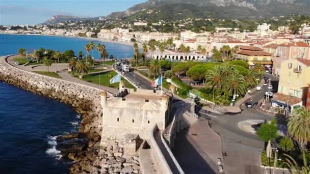 Voo Drone Longo Costa Sobre Mar Fortaleza Casas Coloridas Menton — Vídeo de Stock