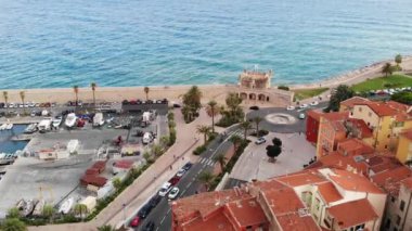 Menton, Cote d 'azur, Fransa' nın havadan görünüşü, eski şehir evleri, Fransız Rivierası 'ndaki kale ve deniz, 4K