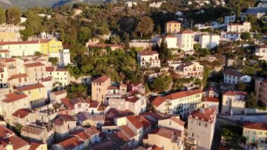 İHA 'nın şehir limanı ve kırmızı kiremitli çatılar üzerinde uçuşu. Menton, Fransa. Hava Görünümü