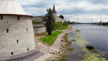 4K 'da Rusya' daki Pskov Kremlin üzerinde İHA uçuşu