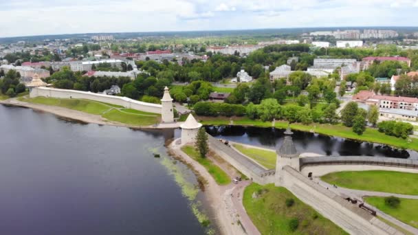 Vuelo Dron Día Verano Sobre Río Largo Muralla Del Kremlin — Vídeos de Stock
