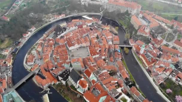 从捷克历史名城Cesky Krumlov的无人驾驶飞机俯瞰空中 Drone Video — 图库视频影像