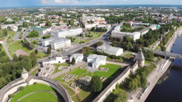 Vuelo Avión Tripulado Sobre Río Hermoso Kremlin Pskov Rusia Día — Vídeos de Stock