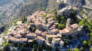 Antik Eze Köyü, Cote d 'azur, Fransa' nın sinematik hava manzarası, 4K