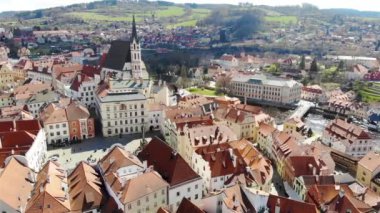 Çek Cumhuriyeti 'nin Cesky Krumlov kentinin sinematik hava manzarası, kırmızı kiremitli çatıları ve Saint Vitus Katedrali, 4K