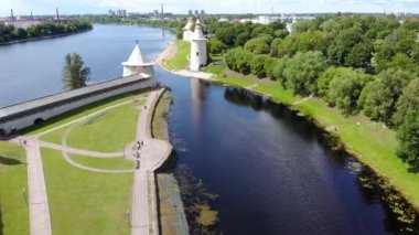 Güneşli bir günde Rusya 'da Pskov Kremlin' in üzerinde insansız hava aracı uçuşu. Yukarıdan bak. 4K