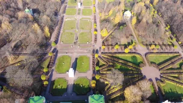 Flug Der Drohne Über Das Gut Und Den Park Herbst — Stockvideo