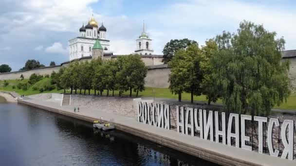 Voo Drone Sobre Rio Perto Kremlin Pskov Inscrição Russia Starts — Vídeo de Stock