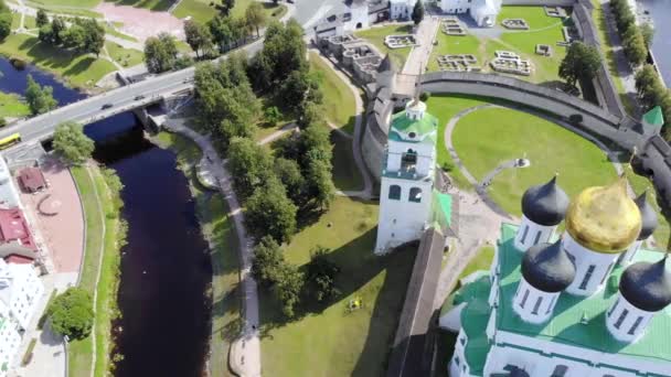 Drone Flygning Över Flod Och Vackra Pskov Kreml Ryssland Solig — Stockvideo